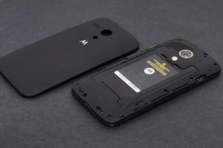 Komponen baterai dan slot kartu SIM terlihat setelah panel belakang dibuka