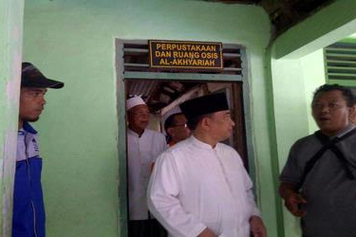 Hendardji Soepandji kampanye di Rawabadung, Jatinegara, Jakarta Timur, Rabu (27/9/2012). Selain pengobatan gratis, Hendardji juga mengunjungi sekolah dan membagikan door prize. Dia pun mengingatkan agar warga tak lupa mencoblos yang pakai sarung alias nomor 2.