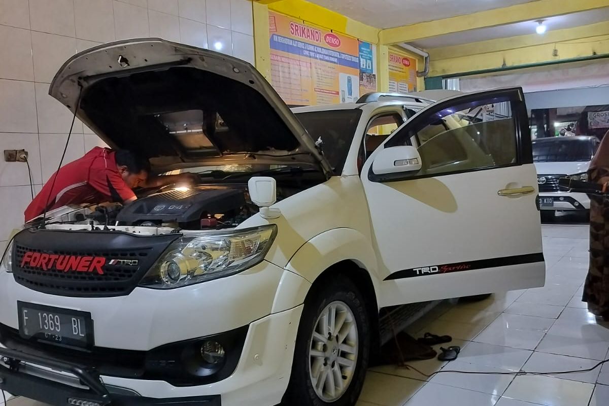 Proses pembersihan AC mobil di bengkel Srikandri AC