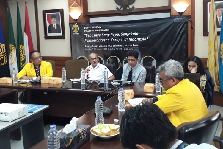 Wakil Ketua Komisi Pemberantasan Korupsi Laode M Syarif hadir dalam diskusi di Ruang Rapat Lantai 3 PAU Kampus UI Salemba, Jakarta Pusat, Kamis (5/10/2017), yang mengangkat tema Bebasnya Sang Papa, Senjakala Pemberantasan Korupsi di Indonesia?.