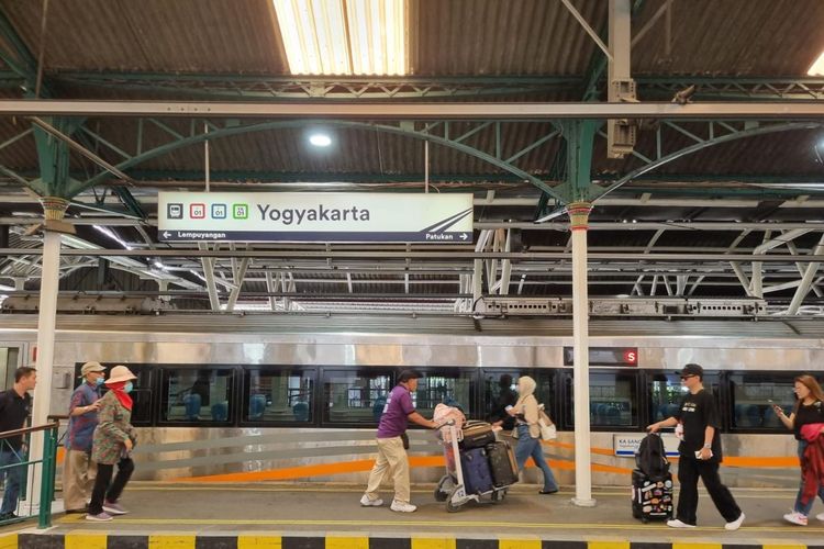 ilustrasi suasana penumpang kereta api di Stasiun Yogyakarta. KAI Daop 6 Yogyakarta menerapkan pola khusus pada 44 perjalanan KA di Stasiun Lempuyangan pada Senin, 1 September 2025.