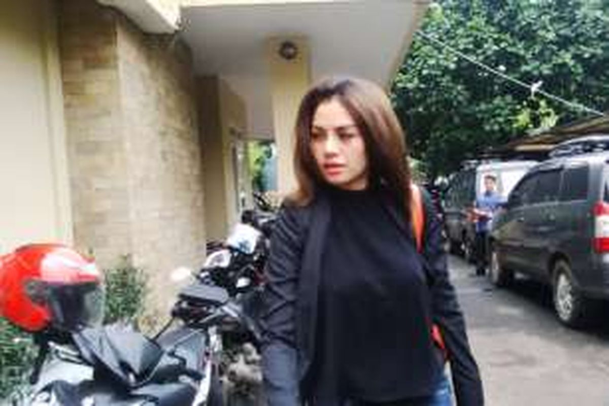 Nikita Mirzani tiba di Badan Reserse Kriminal Polri, Jumat (15/4/2016).