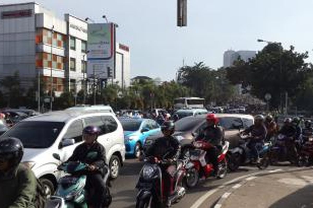 Perempatan yang menghubungkan Jalan Jati Baru, Jalan Abdul Muis, Jalan Kebon Sirih dan Jalan H Fachrudin padat, Rabu (22/4/2015). Kemacetan ini imbas dari penutupan jalan di Sudirman-Thamrin terkait KAA.