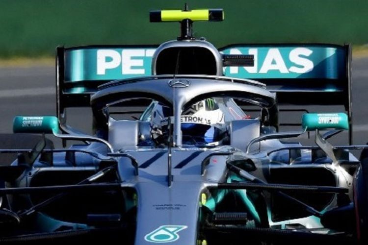 Pebalap Mercedes asal Finlandia, Valtteri Bottas, menjalani sesi kualifikasi F1 GP Australia di Sirkuit Albert Park, 16 Maret 2019. 