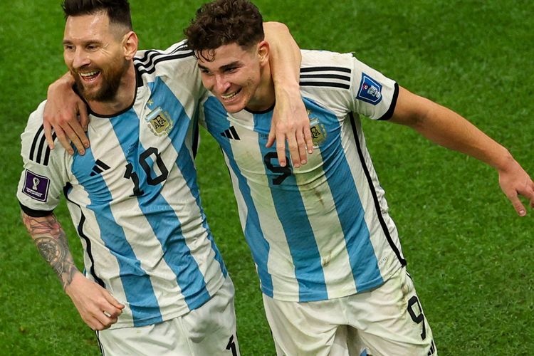 Penyerang Argentina Julian Alvarez (kanan) merayakan gol dengan Lionel Messi usai mencetak gol pada semifinal Piala Dunia 2022 Qatar antara Argentina vs Kroasia di Stadion Lusail di Lusail, utara Doha pada Rabu 14 Desember 2022 dini hari WIB. 