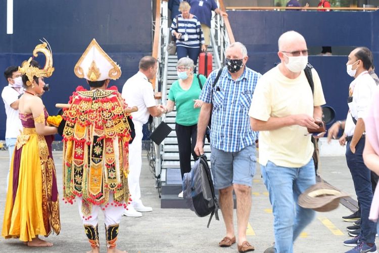 Sejumlah wisatawan asing penumpang kapal pesiar Laperouse asal Australia saat sandar di Pelabuhan Benoa Bali Senin (19/9/2022). Berlabuhnya kapal pesiar di Pelabuhan Benoa Bali ini jadi istimewa karena merupakan yang pertama kali sejak pandemi. 
