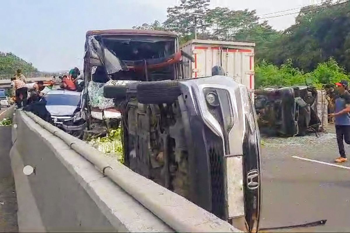 Kecelakaan beruntun di ruas Tol Cipularang pada Rabu (10/7/2024).