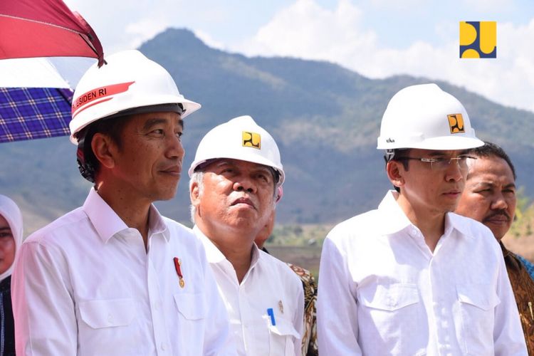 Presiden Joko Widodo didampingi Menteri PUPR Basuki Hadimuljono dan Gubernur NTB TGB Muhammad Zainul Majdi saat meresmikan Bendungan Tanju di Kabupaten Dompu, NTB, Senin (30/7/2018).