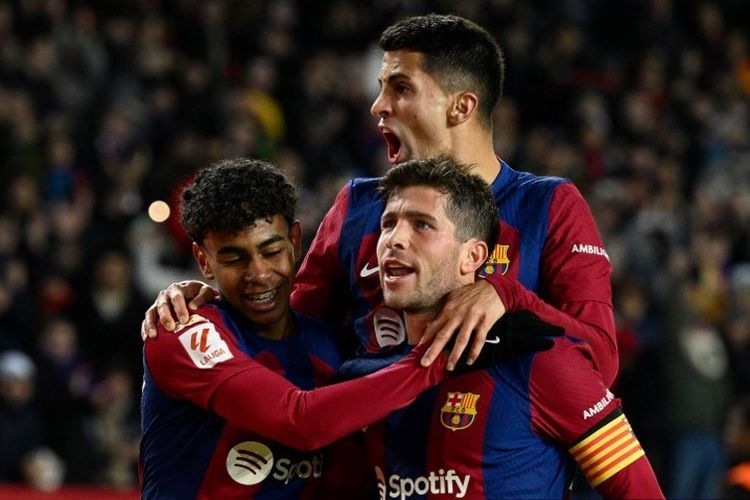 Selebrasi Sergi Roberto usai mencetak gol dalam laga pekan ke-18 Liga Spanyol 2023-2024 antara Barcelona vs Almeria di Estadi Olimpic Lluis Companys, 20 Desember 2023. (Photo by Josep LAGO / AFP)
