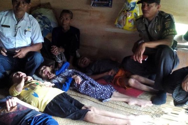 Kondisi empat kakak beradik penderita lumpuh layu di Desa Barati, Pamona Tenggara, Kabupaten Poso, Sulawesi Tengah, Kamis (2/2/2017).