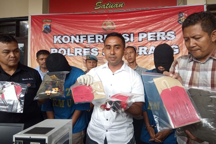 Dua tenaga honorer Satpol PP yang melakukan penipuan ditangkap aparat Polres Semarang.