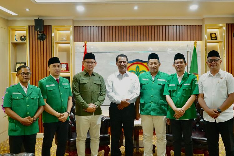 Menteri Pertanian Amran Sulaiman bersama jajaran pimpinan GP Ansor, termasuk Ketua Umum H Addin Jauharuddin, Sekretaris Jenderal HA Rifki Al Mubarok, dan Kasatkornas Banser HM Syafiq Syauqi Lc MAg, di Kantor Kementan, Jakarta, Senin (8/9/2025).