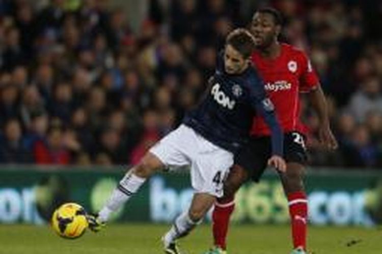 Gelandang Manchester United, Adnan Januzaj (kiri), mendapat pengawalan ketat dari bek Cardiff City, Kevin Theophile-Catherine, pada laga Premier League di Stadion Cardiff City, Minggu (24/11/2013).