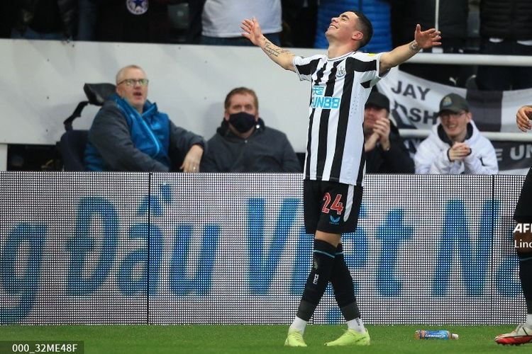 Penyerang Newcastle United, Miguel Almiron, merayakan gol ke gawang Aston Villa pada laga lanjutan Lgia Inggris di Stadion St James' Park pada Sabtu (29/10/2022).