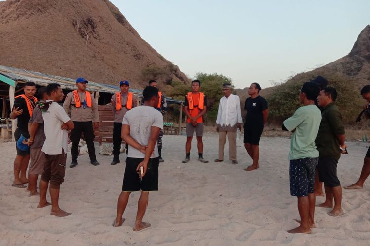Tim SAR Gabungan yang melakukan pencarian di Pantai Long Beach Pulau Padar, Taman Nasional Komodo, Labuan Bajo, Kabupaten Manggarai Barat, NTT, pada Hari Selasa, (3/10/2023).