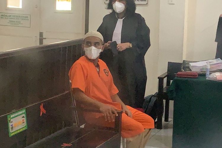Terdakwa R (36) oknum dosen Unsri saat menjalani persidangan secara tertutup di Pengadilan Negeri Palembang, Kamis (24/3/2022).