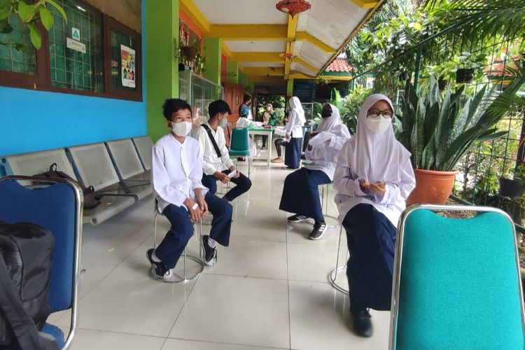 Sejumlah siswa Sekolah Menengah Pertama (SMP) Negeri 85, Pondok Labu, Cilandak, Jakarta Selatan, saat mengantre swab PCR pada Jumat (21/1/2022) siang.