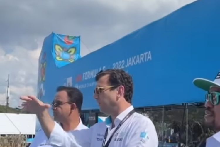 Gubernur DKI Jakarta Anies Baswedan bersama Co-Founder/Chief Championship Officer FEO, Alberto Longo, saat meninjau International E-Prix Circuit (JIEC) di Ancol, Jakarta Utara, Rabu (1/6/2022).