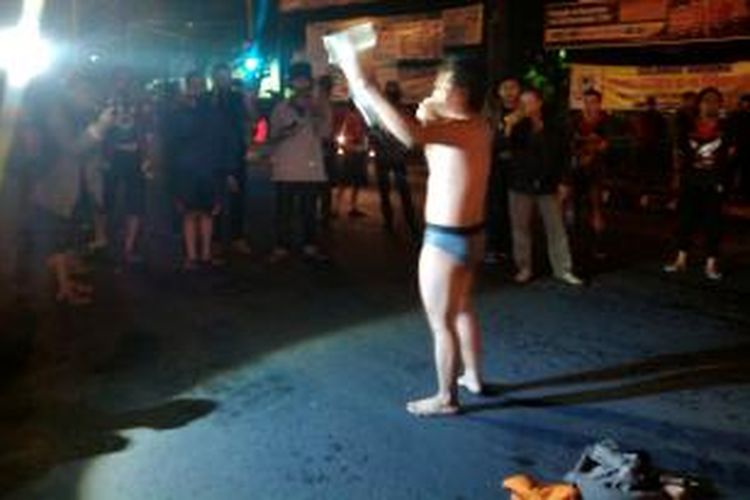 Salah satu mahasiswa di Yogyakarta menanggalkan pakaian di tengah orasinya menentang kenaikan harga bahan bakar minyak, Senin (17/11/2014) malam.
