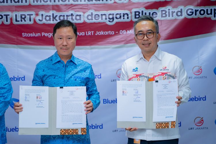 Penandatangan nota kesepahaman (MoU) pengembangan layanan digital LRT Jakarta dan PT Blue Bird Tbk (Bluebird)