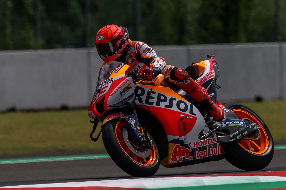 Pebalap Repsol Honda Team, Marc Marquez memacu sepeda motornya saat sesi pemanasan di Pertamina Mandalika International Street Circuit, Praya, Lombok Tengah, NTB, Minggu (20/3/2022). Marc Marquez mengalami highside crash saat berupaya membelokkan motor RC213V di Tikungan 7.