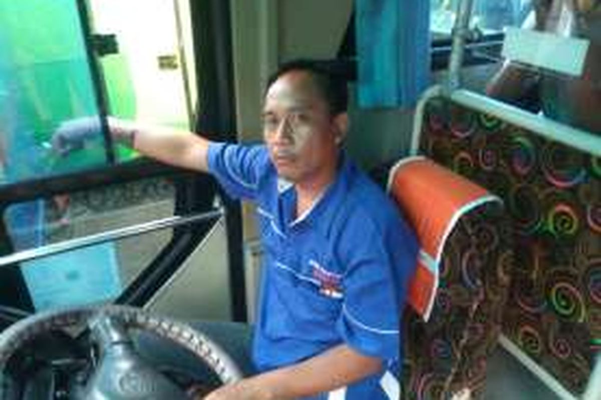 Pengemudi bus AKAP menunggu penumpang di Terminal Lebak Bulus, Jakarta Selatan.