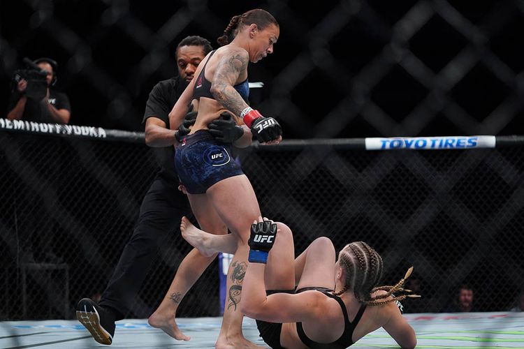 Germaine de Randamie memukul TKO Aspen Ladd