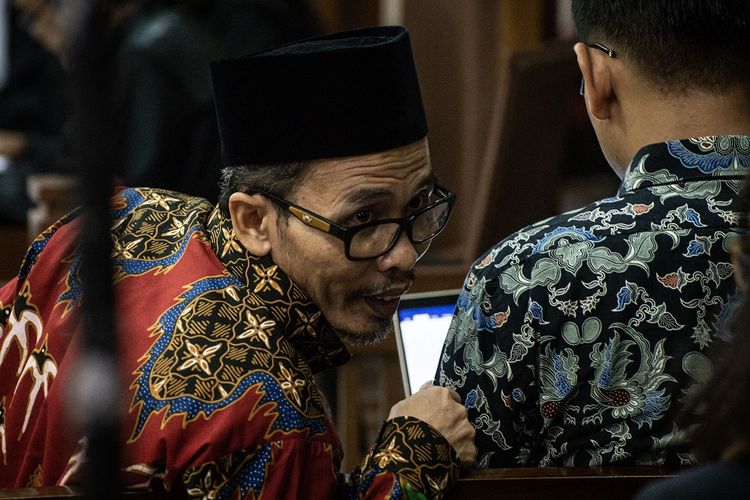 Terdakwa mantan Kepala Kantor Kemenag Kabupaten Gresik Muhammad Muafaq Wirahadi bersiap menjalani sidang lanjutan dalam kasus suap seleksi pengisian jabatan pimpinan tinggi Kementerian Agama, di Pengadilan Tipikor, Jakarta, Rabu (19/6/2019). Sidang tersebut beragenda mendengarkan keterangan saksi yang dihadirkan Jaksa Penuntut Umum KPK. ANTARA FOTO/Aprillio Akbar/pd.