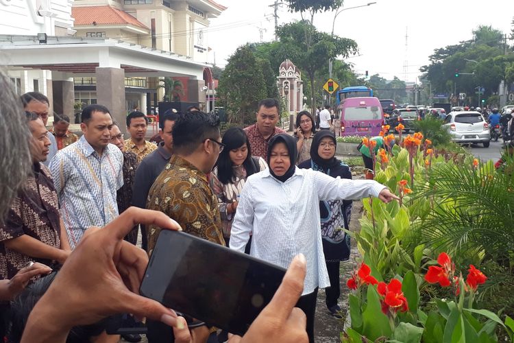 Wali Kota Surabaya, Tri Rismaharini, beserta jajarannya berada di halaman Balai Pemuda untuk melihat persiapan pembangunan Alun-alun Surabaya, Rabu (20/3/2019).
