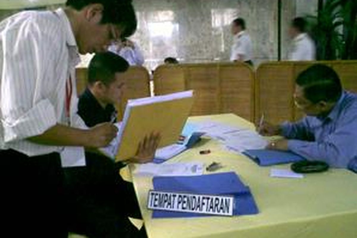 Proses pendaftaran calon pimpinan Komisi Pemberantasan Korupsi (KPK) di hari terakhir, Senin (14/6/2010), di kantor Kementerian Hukum dan HAM.