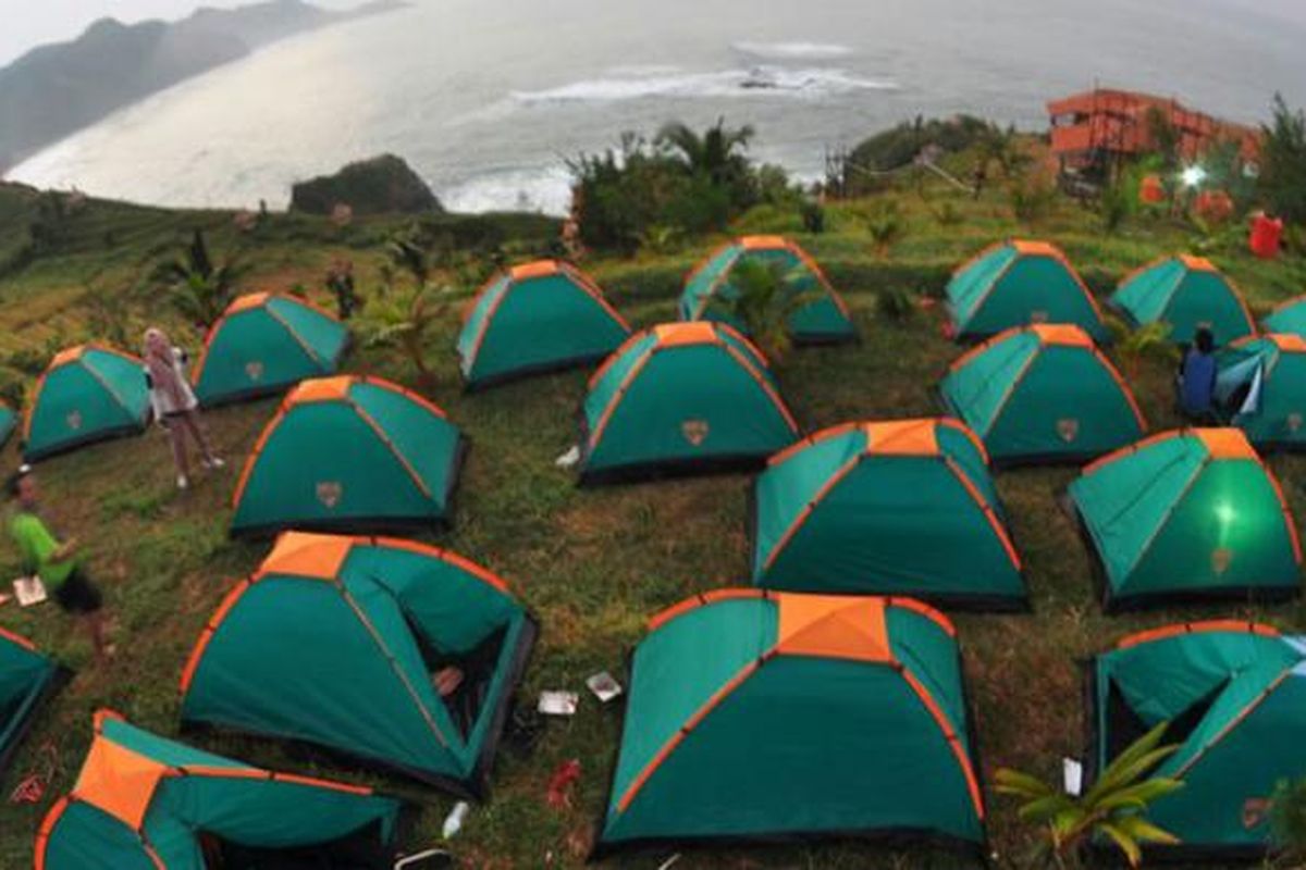 Sarana perkemahan di Pantai Menganti, Desa Karang Duwur, Kecamatan Ayah, Kabupaten Kebumen, Jawa Tengah.