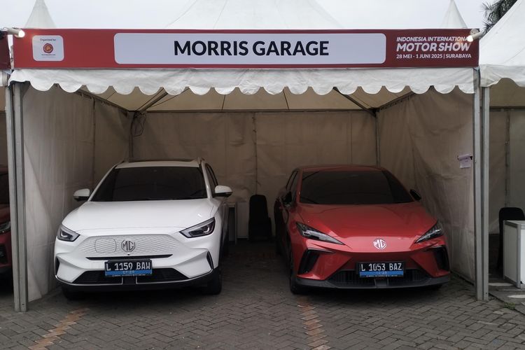 Pengunjung dapat menjajal performa MG4EV dan MGZs EV pada gelaran IIMS Surabaya untuk merasakan performa kendaraan Inggris yang bertenaga