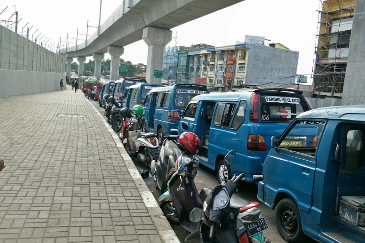 Angkot ngetem di samping  MRT Lebak Bulus, Jalan R.A Kartini, Cilandak Barat, Jakarta Selatan, Rabu (20/3/2019).