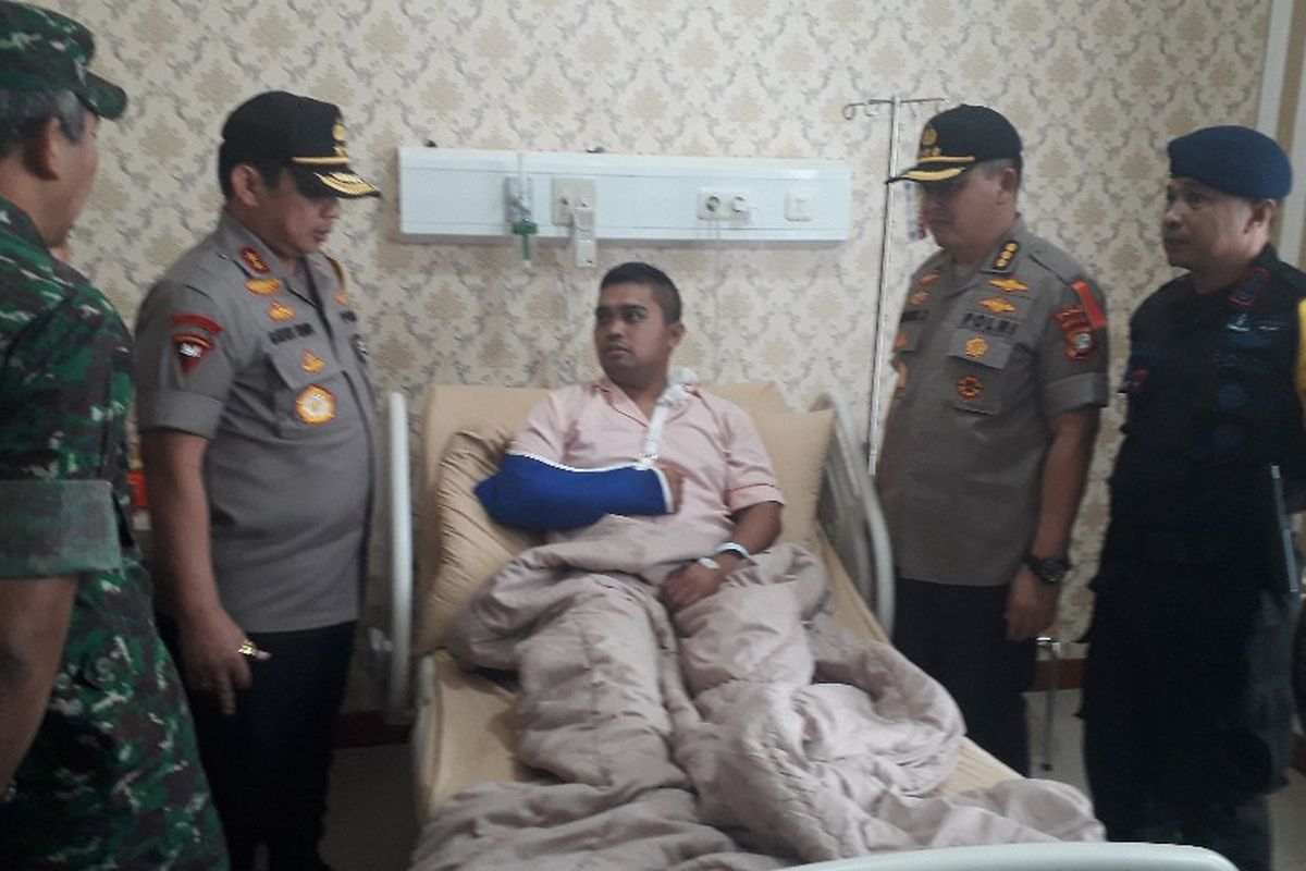 Kapolda Metro Jaya Irjen Gatot Eddy Pramono menjenguk anggota kepolisian yang dirawat di RS Polri Kramat Jati akibat mengalami luka saat bertugas pada kerusuhan 21-22 Mein2019 lalu di RS Polri Kramat Jati, Senin (27/5/2019).