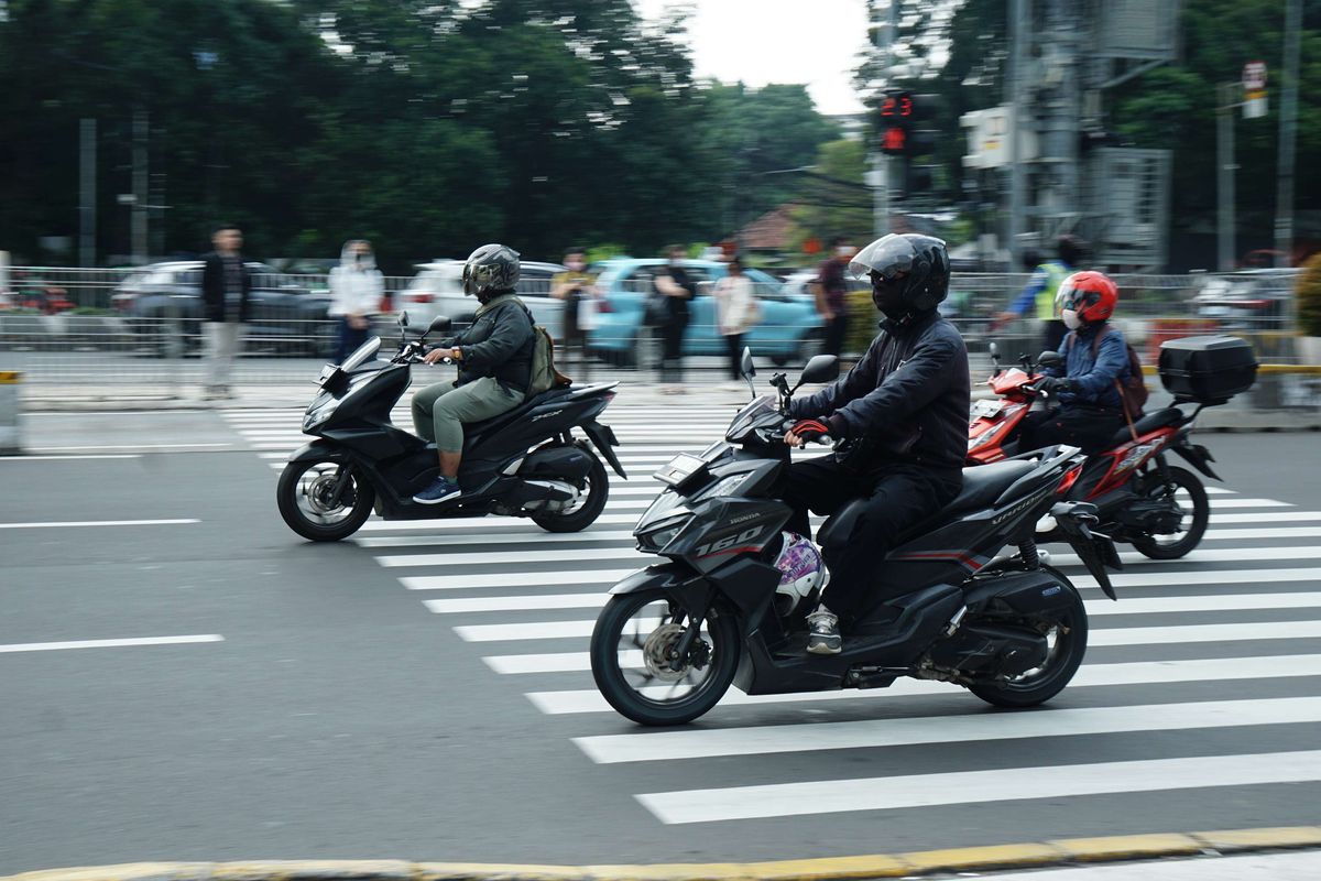 Sejumlah kendaraan roda dua dan empat melintasi jalan M H Thamrin, Jakarta Pusat, Rabu (9/4/2025). Aktivitas dan mobilitas di Jakarta tampak berangsur normal pasca libur lebaran usai.