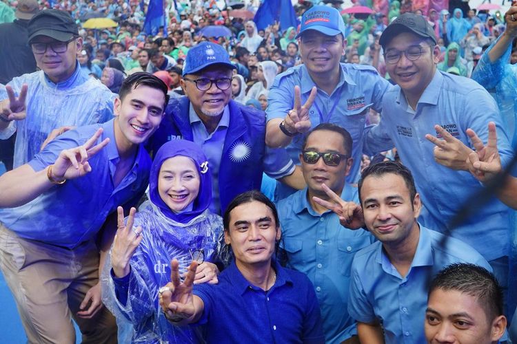 Ketum PAN Zulkifli Hasan, Ketua DPW Desy Ratnasari, Ketua TPD Jabar Ridwan Kamil, Wali Kota (Walkot) Bogor Bima Arya, serta selebritas Raffi Ahmad bersama sejumlah kader PAN turut bermandi hujan bersama masyarakat Bandung dukung Prabowo-Gibran dalam kampanye akbar di Stadion Gelora Bandung Lautan Api (GBLA), Kamis (8/2/2024).