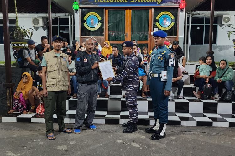 LANAL Nunukan Kaltara, menyerahkan 31 CPMI illegal asal Sulawesi yang diamankan di jalur perairan Nunukan - Sebatik, kepada BP2MI Nunukan