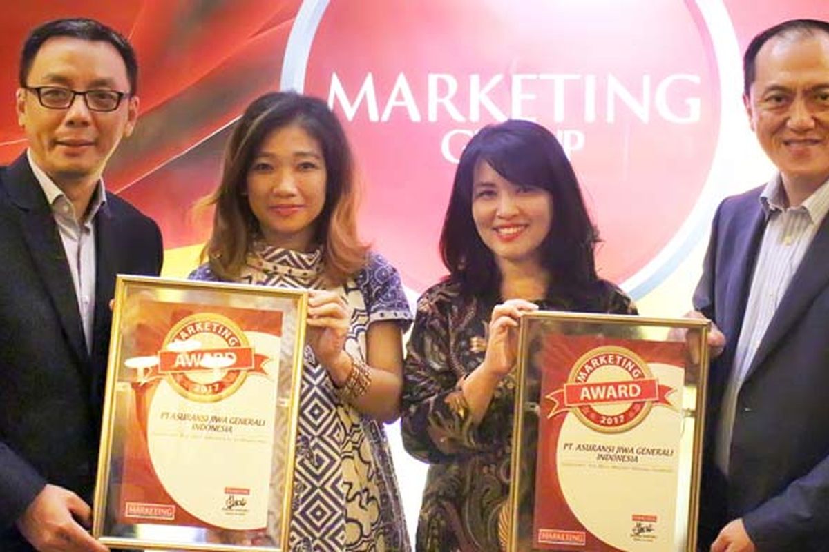 CEO Generali Indonesia Edy Tuhirman, Direktur Generali Indonesia Wianto Chen, dan dua orang perwakilan jajaran manajemen Generali Indonesia menerima penghargaan Marketing Awards 2017 di Jakarta, Rabu (13/9/2017) lalu.