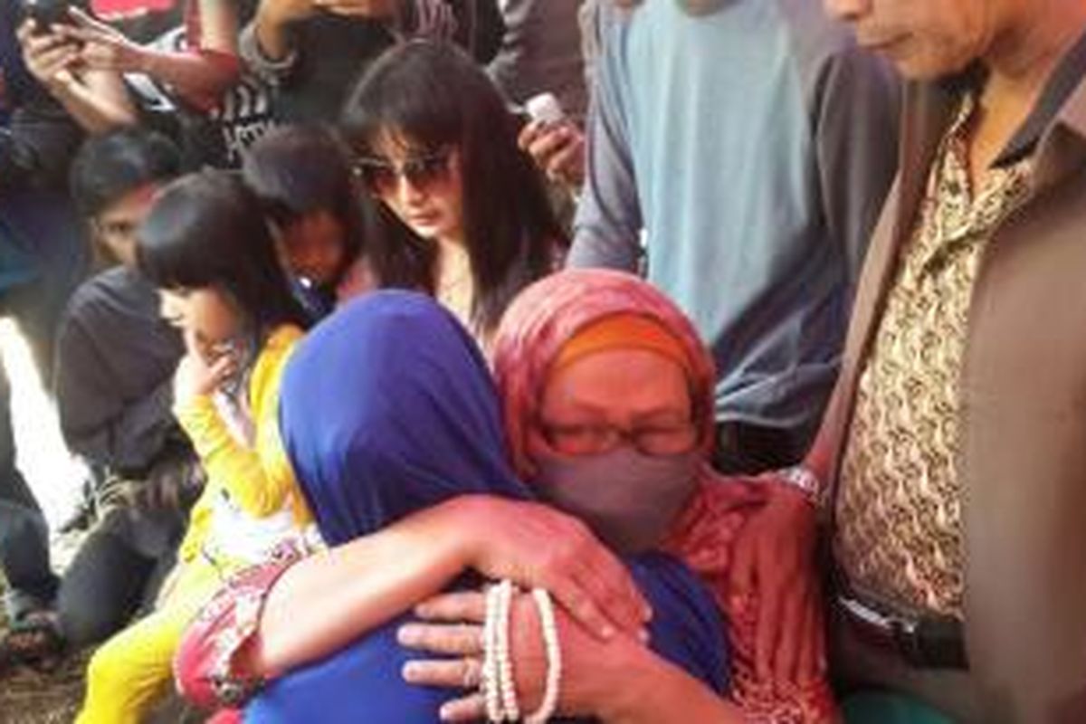 Keluarga tak kuasa menahan tangis saat jenazah Hayriantira diangkat dari makamnya di TPU di Garut, Jawa Barat, Jumat (7/8/2015).