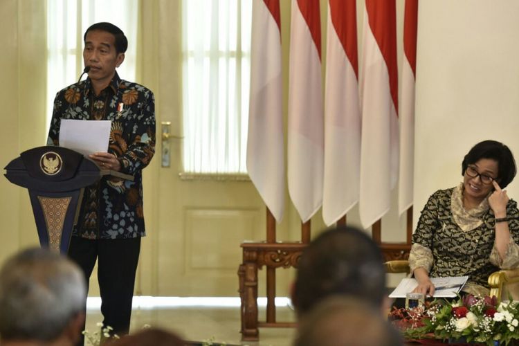 Presiden Joko Widodo dan Menteri Keuangan Sri Mulyani saat acara penyerahan DIPA Tahun 2018 kepada menteri/pimpinan lembaga negara dan gubernur se-Indonesia di Ruang Garuda, Istana Kepresidenan Bogor, Jawa Barat, Rabu (6/12/2017).
