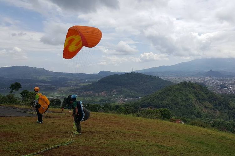 Wisata paralayang di Sumedang, Jawa Barat.