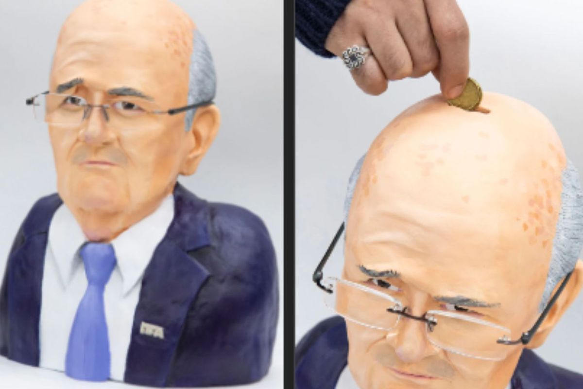 Celengan berbentuk kepala Sepp Blatter
