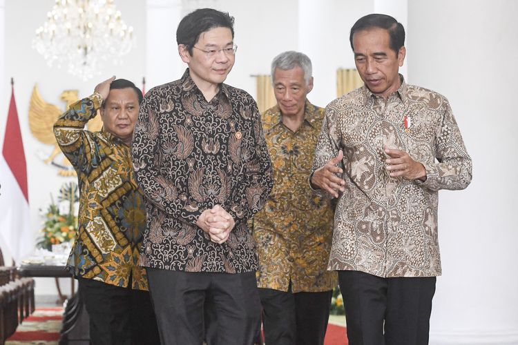 Presiden Joko Widodo (kanan) berbincang bersama Pengganti Perdana Menteri Singapura Lawrence Wong (kedua kiri), Perdana Menteri Singapura Lee Hsien Loong (ketiga kiri) dan Presiden Terpilih Prabowo Subianto (kiri) saat melakukan pertemuan di Istana Bogor, Jawa Barat, Senin (29/4/2024). Pertemuan tersebut selain membahas mengenai peninjauan kerja sama bilateral serta perjanjian, sekaligus memperkenalkan calon pemimpin masing-masing negara. ANTARA FOTO/Muhammad Adimaja/foc.