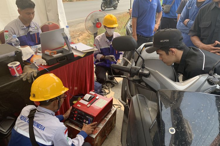 Ratusan warga Bekasi melakukan uji emisi kendaraan motor yang digelar PT Delta Djakarta dan PT Medialab di Jalan Inspeksi Tambun Barat, Kecamatan Tambun Selatan, Kabupaten Bekasi, Rabu (20/9/2023).