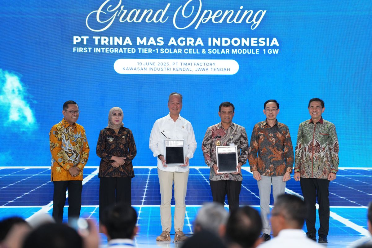 Menperin Agus Gumiwang meresmikan pabrik panel surya terbesar di Indonesia milik PT TMAI. 