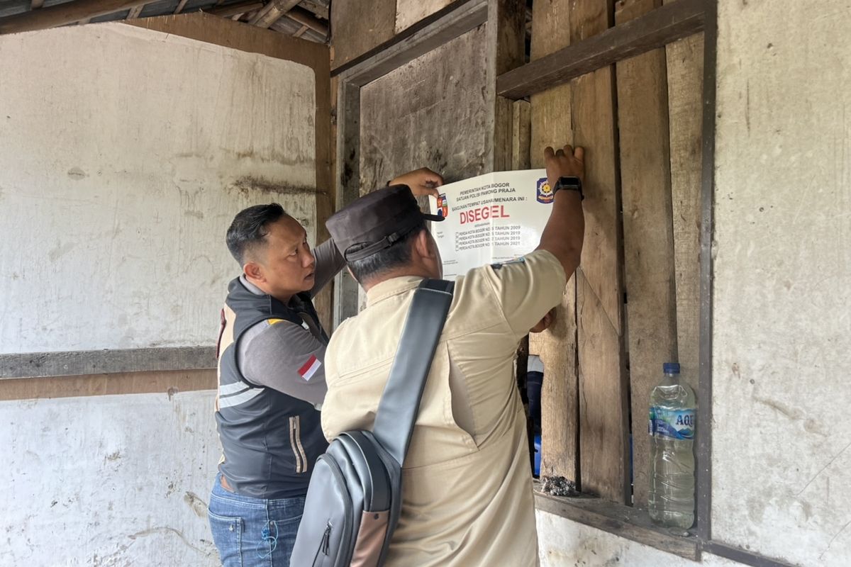 Gudang transit limbah di kawasan Saung Alkesa, Kedunghalang Kota Bogor disegel Satpol PP, Minggu (24/3/2024).