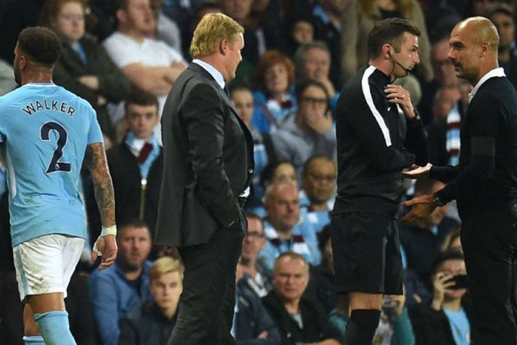 Bek kanan Manchester City, Kyle Walker, meninggalkan lapangan seusai mendapat kartu merah dalam laga Liga Inggris kontra Everton di Stadion Etihad, Manchester, pada 21 Agustus 2017.
