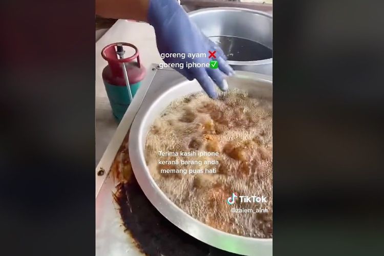 Video viral iPhone yang jatuh ke dalam minyak penggorengan yang mendidih