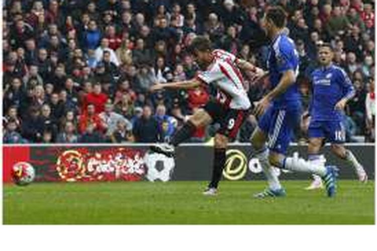 Striker Sunderland asal Italia, Fabio Borini (kiri), melepaskan tembakan melewati gelandang Chelsea, Nemanja Matic, untuk mencetak gol pada pertandingan Premier League di Stadium of Light, Sunderland, Sabtu (7/5/2016).