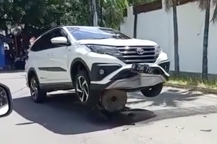 Viral video Toyota Rush Wheelie akibat terangkut pembatas jalan